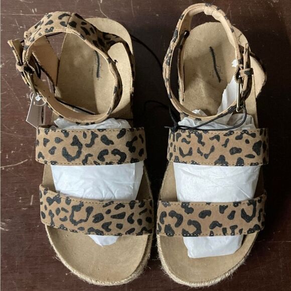 Universal Thread 8 wide animal print sandals - Picture 2 of 3